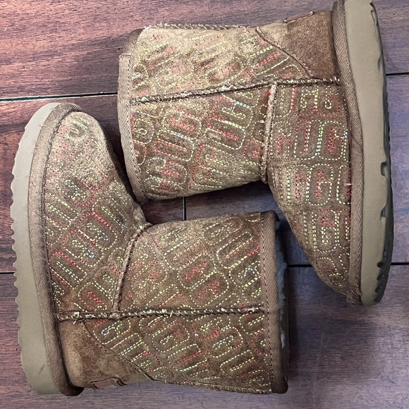 UGG Kids Classic Graphic Knit Boots: Chestnut Brown. - Picture 1 of 6